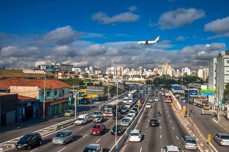 Aeroporto de Congonhas de metrô e ônibus (Por Alf Ribeiro via Shutterstock)