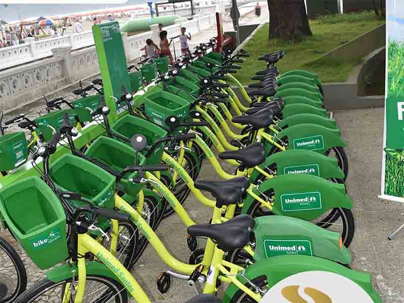 Bicicletas da Unimed em estação de Santos