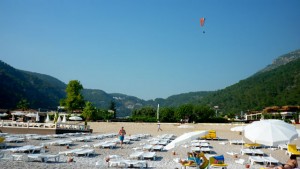 Praia em Ölüdeniz, Turquia (Foto: Esse Mundo É Nosso)