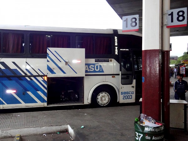 Viajar de ônibus no Paraguai é teste de paciência (Foto: Esse Mundo é Nosso)