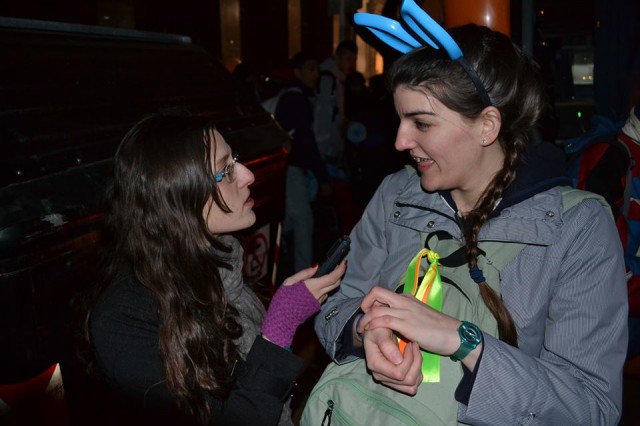 Perrengues em Buenos Aires - Deborah entrevistando uma jovem na caravana que saiu para a JMJ (Foto: Clésio Oliveira)