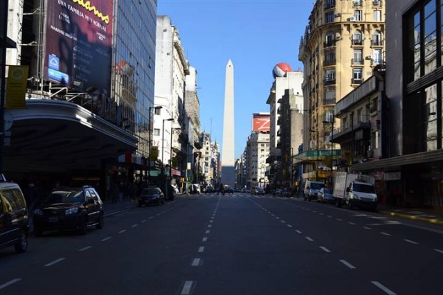 Obelisco que parece "nascer" no meio da rua - Buenos Aires
