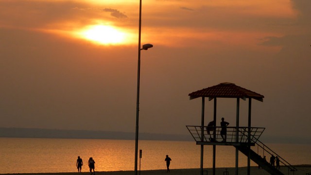 Pôr-do-sol na Praia da Ponta Negra, Manaus (Foto: Esse Mundo É Nosso)