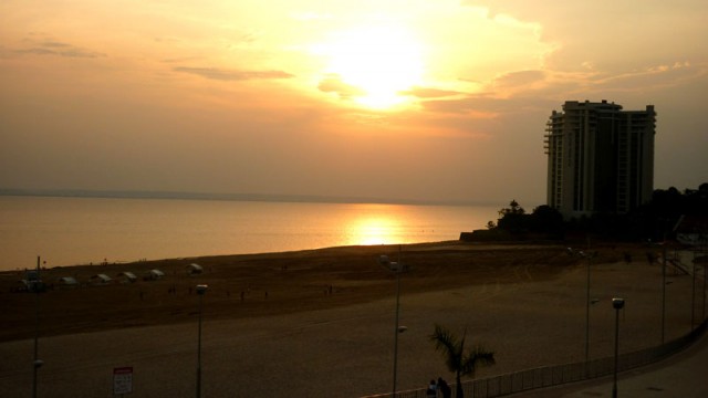 Pôr-do-sol na Praia da Ponta Negra, Manaus (Foto: Esse Mundo É Nosso)