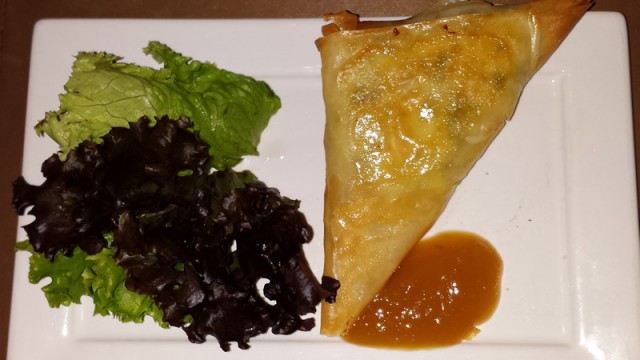 Triângulo crocante de ricota com espinafre - Ghee Restaurante (Foto: Esse Mundo É Nosso)