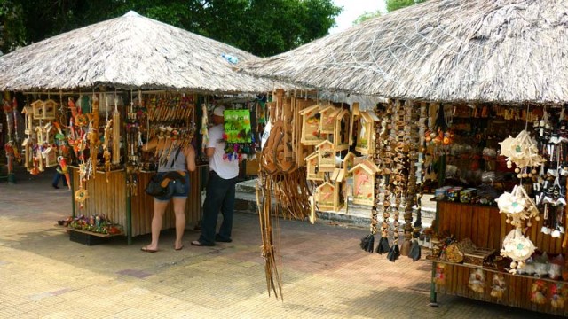 Praça Tenreiro Aranha - Artesanato em Manaus (Foto: Esse Mundo É Nosso)