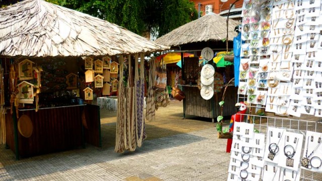 Praça Tenreiro Aranha - Artesanato em Manaus (Foto: Esse Mundo É Nosso)