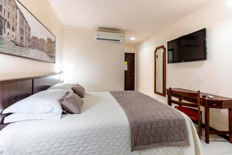 Quarto do hotel Águas do Iguaçu com cama de casal, TV e ar-condicionado