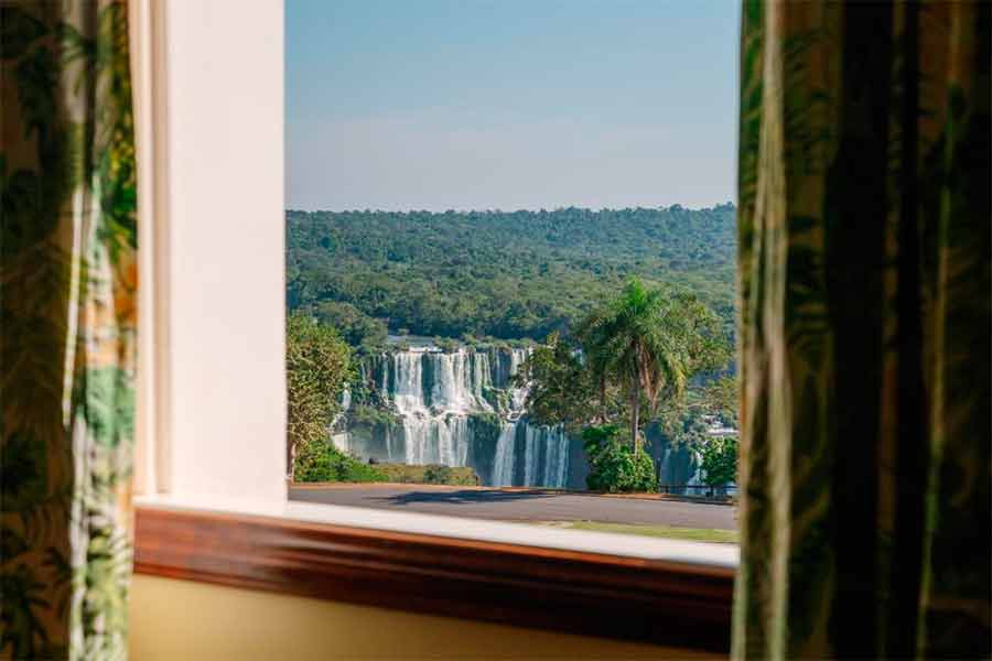 Vista das Cataratas do Iguaçu a partir de janela de um quarto no Belmond - Hotel das Cataratas