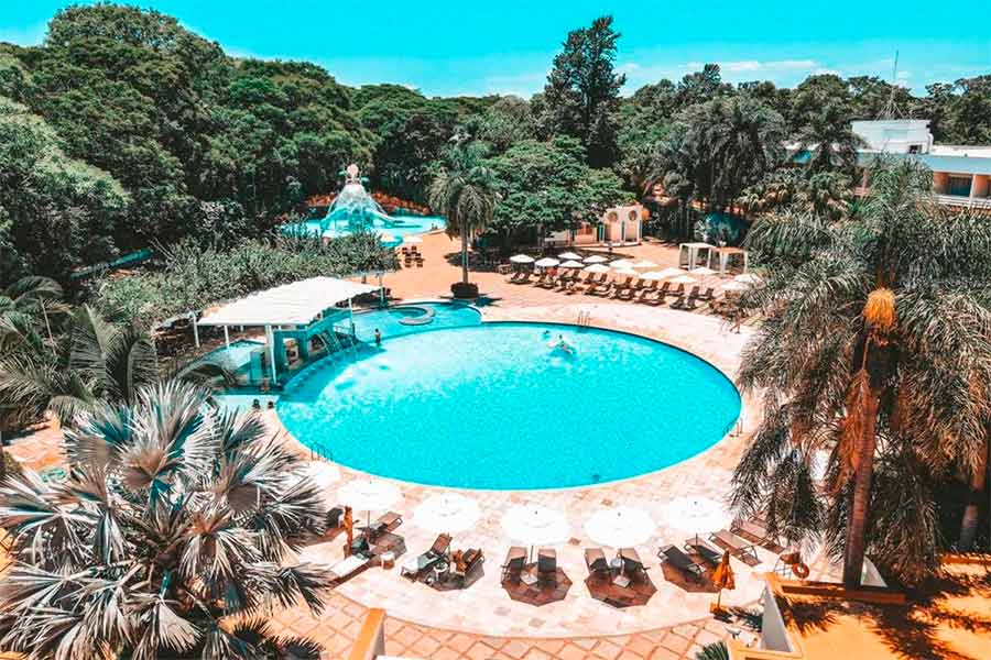 Pessoas na piscina do Bourbon Cataratas do Iguaçu, dica de onde ficar em Foz do Iguaçu, em dia de céu azul