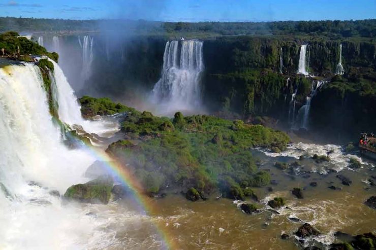 Arco-íris em queda d'água nas Cataratas do Iguaçu