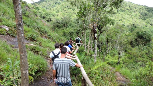 Pessoas na trilha da Pedra Redonda em Monte Verde, Minas Gerais