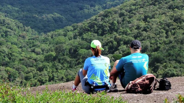 Casal sentado no mirante da Pedra Rendonda em Monte Verde