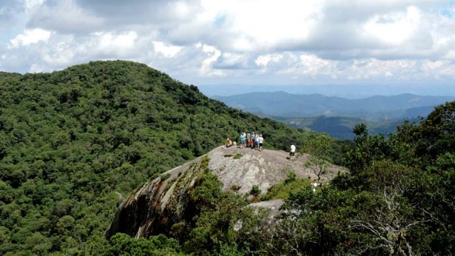 Turistas no alto da Pedra Redonda em Monte Verde, Minas Gerais