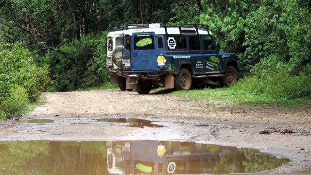 Veículos estacionados em frente a poça d'água