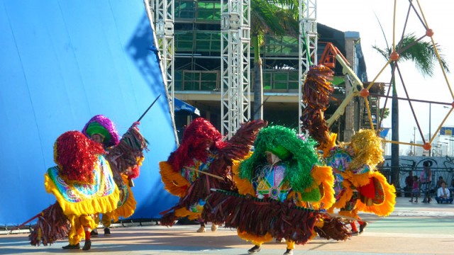 Apresentação de Maracatu no Centro Histórico de Recife (Foto: Esse Mundo É Nosso)