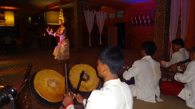 Dança típica no Temple Balcony, em Siem Reap, Camboja (Foto: Esse Mundo É Nosso)