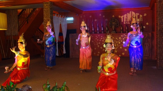 Dança típica no Temple Balcony, em Siem Reap, Camboja (Foto: Esse Mundo É Nosso)