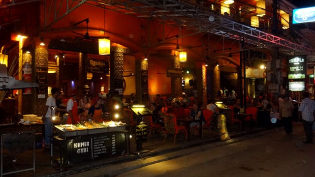 Pub Street em Siem Reap, Camboja (Foto: Esse Mundo É Nosso)