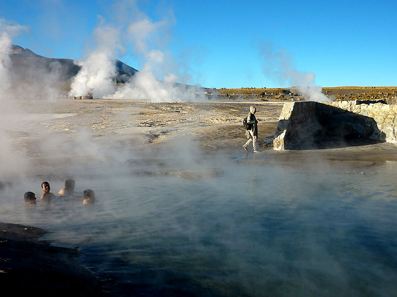 Cuidados com a altitude Cerca de 1h de atraso depois (Confesso que já estava preocupado com as ruas escuras e nenhum sinal de turistas por ali), a van surgiu com um senhor simpático e cheia de sonolentos viajantes para ver o tal espetáculo da natureza. A viagem até os Geysers é longa, por volta de 2h. Ótimo para dormir mais um pouco. Muitos dizem que é neste trajeto que alguns turistas sentem a altitude e passam mal (o famoso soroche). Eu não senti nada. Consegui dormir o caminho todo. Depois, me deu um pouco de dor de cabeça, mas não sei se tinha relação com a altitude mesmo. Acredito que não. Segui todas as dicas que me deram, não fiz o passeio no primeiro dia e na noite anterior evitei comida pesada no jantar, principalmente carne vermelha, e álcool. Já ouvi muita gente falando que esqueceu disso e passou mal durante o trajeto todo.