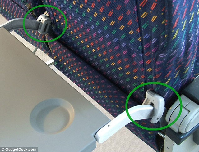 Seu assento não deita no avião? Você pode ter sido vítima do knee defender