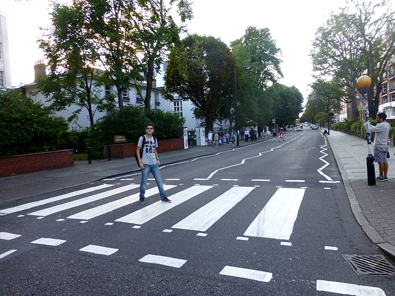 Abbey Road: Atravessando a faixa de pedestre dos Beatles em Londres - Esse  Mundo É Nosso