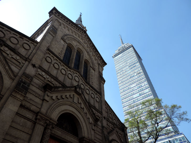 Igreja e a Torre Latinoamericana na Cidade do México