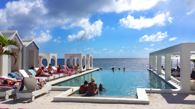 Piscina do Saint Tropez Apartments & Suites