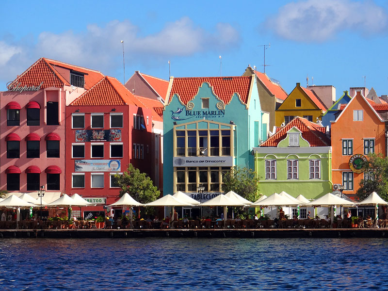 Prédios coloridos em Willemstad, a melhor opção de onde ficar em Curaçao