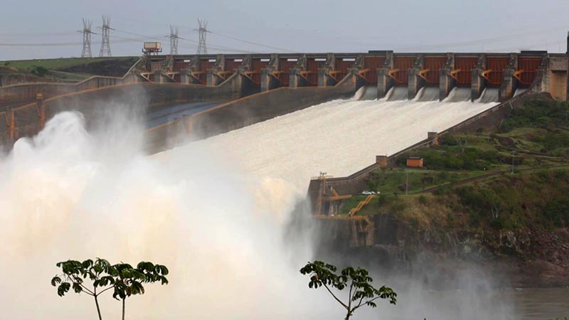 Itaipu com o vertedouro aberto (Reprodução de Vídeo: Itaipu Binacional)