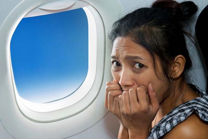 https://www.shutterstock.com/pt/pic-251563534/stock-photo-frightened-woman-sitting-at-the-window-of-the-plane.html?src=S2sE7ZcDgprz78oZ8aqraw-1-11