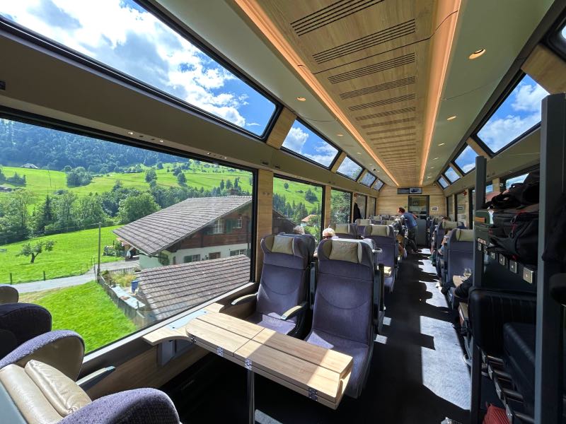 Parte interna do trem panorâmico Golden Pass na Suíça com vista para a estrada
