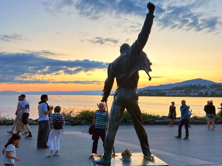 Estátua de Freddie Mercury na orla de Montreux no final da tarde