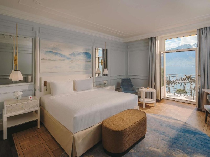 Quarto do Fairmont Le Montreux Palace com cama de casal e varanda