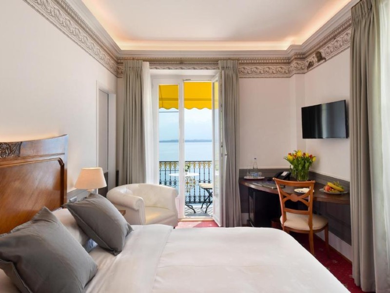 Quarto pequeno do Golf Hotel René Capt com cama de casal, TV e varanda