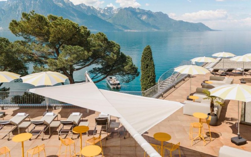 Área externa do Hotel Mona, dica de onde ficar em Montreux, com vista para o lago e para as montanhas