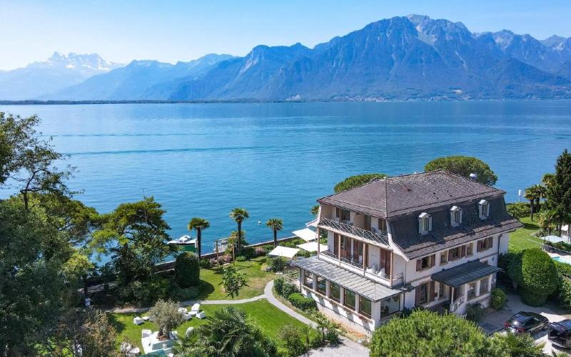 Área externa do La Villa Hotel, dica de onde ficar em Montreux, com vista para o lago e para os Alpes