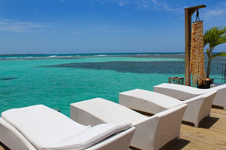 Espreguiçadeiras no mar de Boca Chica, praia perto de Santo Domingo