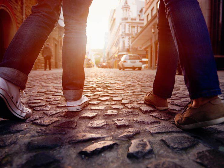 Por que é tão importante conhecer pessoas quando viajamos (Foto via Shutterstock)