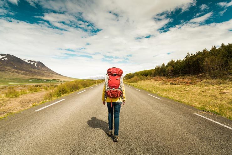 Como comprar menos pra viajar mais (Foto via Shutterstock)