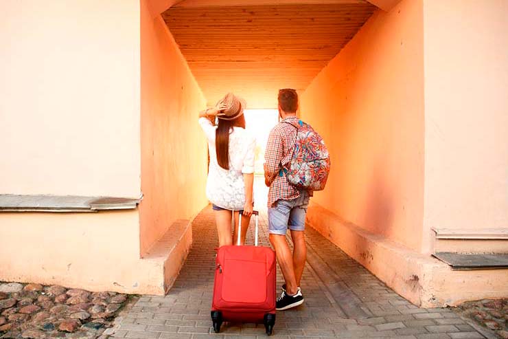 Viajar dá mais felicidade do que casamento (Foto via Shutterstock)