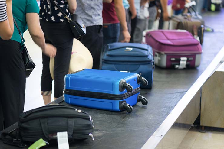 Senado aprova projeto para reverter cobrança de bagagem despachada (Foto via Shutterstock)