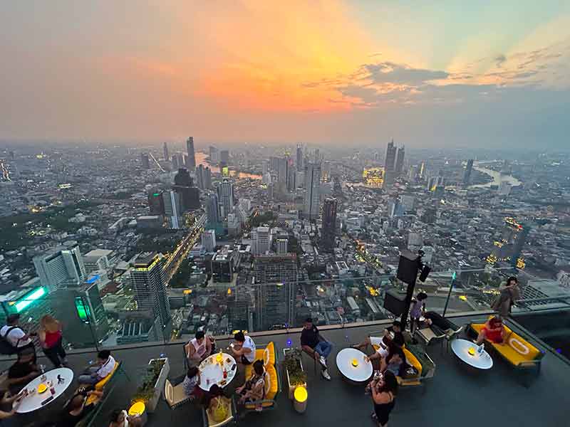 Céu alaranjado depois do pôr do sol no King Power Mahanakhon