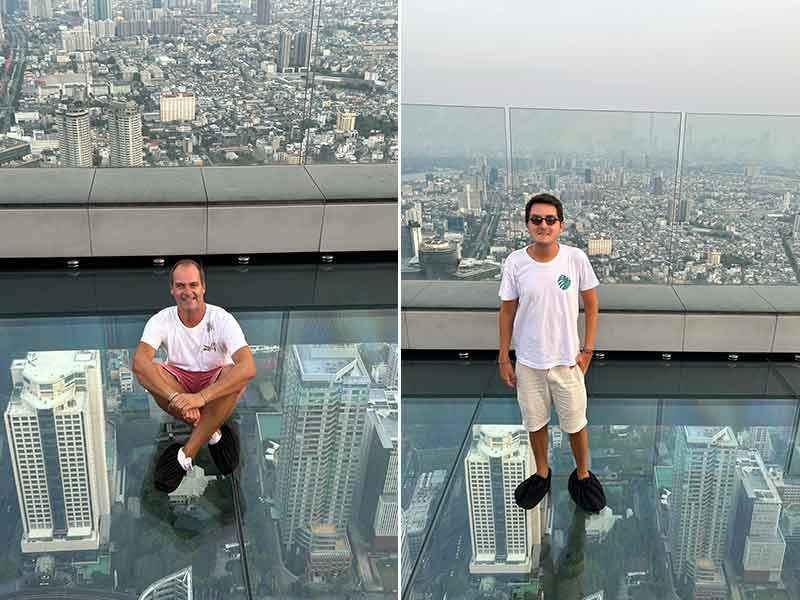 Rafael Carvalho e Adolfo Nomelini no chão de vidro do King Power Mahanakhon, dica do que fazer em Bangkok