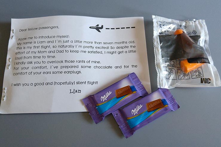Bebê escreve bilhete para passageiros de avião