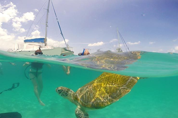 Passeio de catamarã em Barbados, Caribe (Foto: Esse Mundo É Nosso)