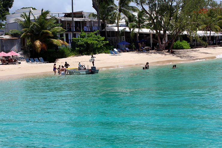 Passeio de catamarã em Barbados, Caribe (Foto: Esse Mundo É Nosso)