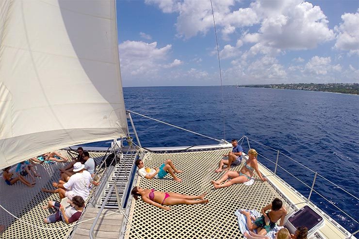 Passeio de catamarã em Barbados, Caribe (Foto: Esse Mundo É Nosso)