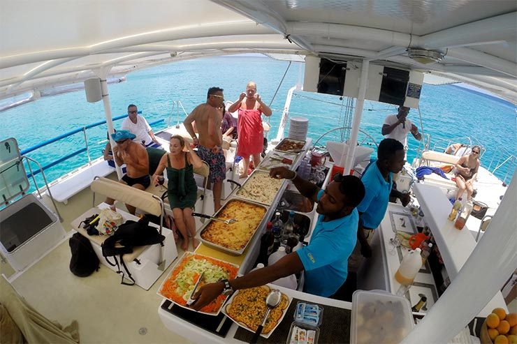 Passeio de catamarã em Barbados, Caribe (Foto: Esse Mundo É Nosso)