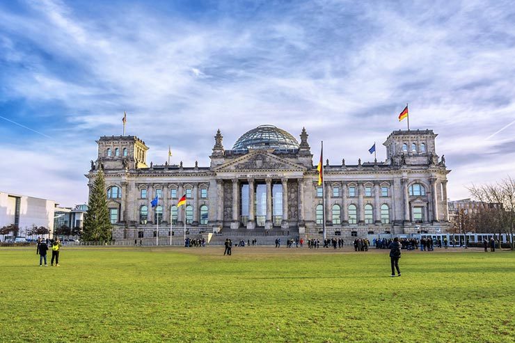 Mirantes em Berlim: Reichstag (Foto via Shutterstock)